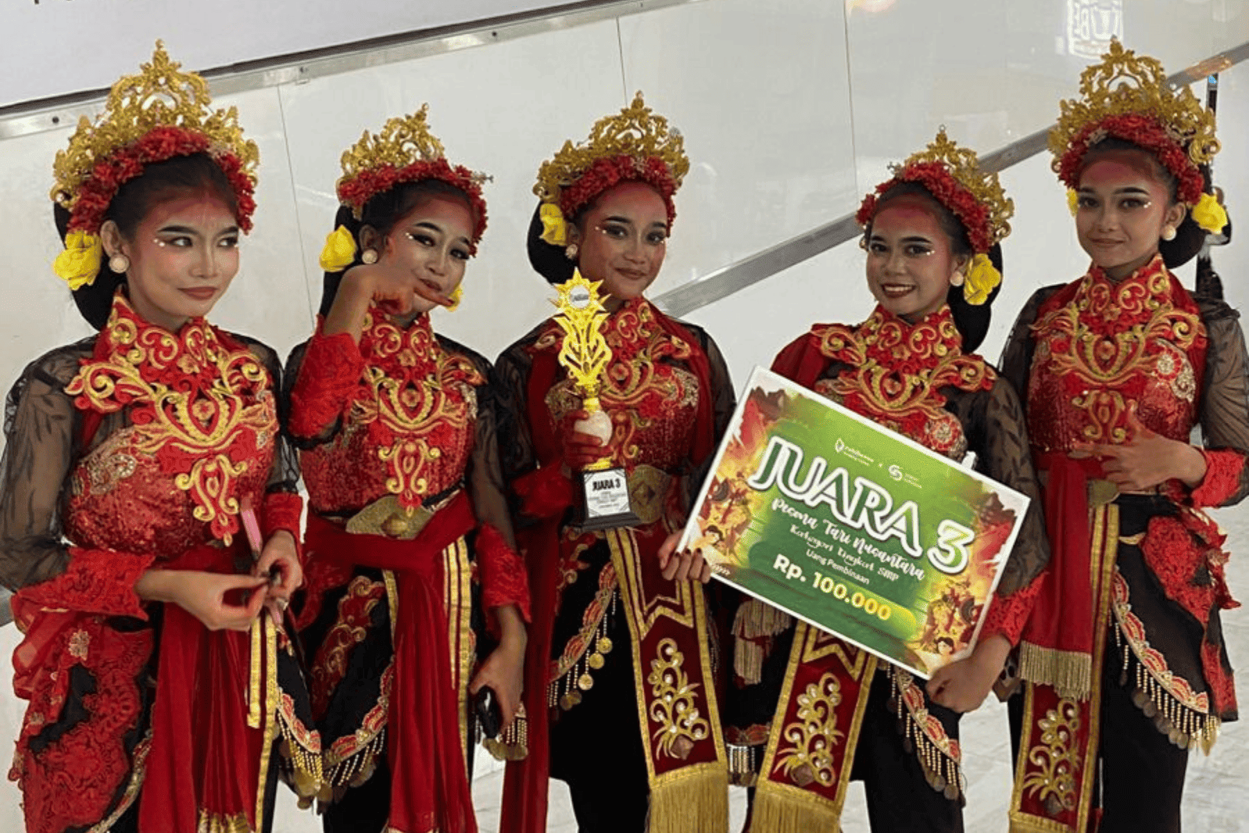 Ekstrakurikuler Tari SMP PGRI 10 Candi Raih Juara 3 di Ajang Tari Nusantara 2025